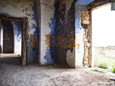 ...due delle quali svelano in parte l'originale colore azzurro delle pareti